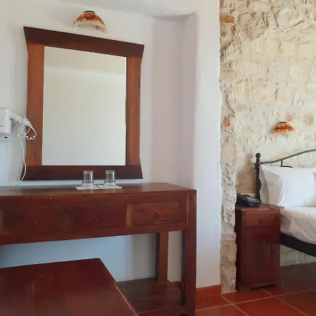 Hotel Captain's Rocks 3*